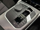 8速ステップトロニック付AT I-driveコントローラーでモニター部分を操作します。直感的に使用することが可能です。