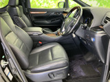 運転席は視界が広く、前方や周囲を確認しやすいレイアウトです。ゆったりとしたシートと落ち着いた色合いの室内で、毎日の移動も心地よく過ごせます。