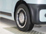 ◆純正ホイール装着車◆シンプルなデザインのホイールキャップ付きです。