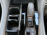 【エレクトロシフトマチックシフトレバー】軽い動きで操作できる電子制御式シフトレバーです。短いストロークで前後に動かすだけでギアを切り替えられ、操作後は自動で元の位置に戻ります。