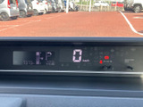 速度やシフト位置などの情報をまとめて確認できる表示部を採用。運転中も必要な情報を目で追いやすく、走行状況を把握しながら落ち着いて運転したい方に便利です。
