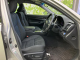 運転席は前方の視界が広く、シートに腰掛けた際も周囲を見渡しやすい配置です。落ち着いた色合いの室内で、座面や足元にもゆとりがあり、日々の移動を快適に過ごせる空間です。