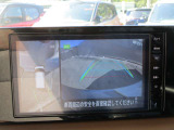 アラウンドビューモニターも装備しております。ご覧のように車体を真上か見たような映像なので、車庫入れの苦手なお客様ももうご心配いりません。