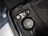 ◆電動格納式リモコンドアミラー◆ボタンを押すだけでドアミラーの開閉ができ、鏡の角度調節も電動でできる便利な機能です。