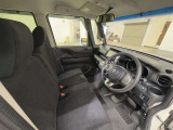 運転席は大きな座面と包み込むような背もたれが身体全体を支えます。上質なシートを採用し長時間の運転やコーナーの多い道も快適です。座ったときの頭上スペースも余裕たっぷりでロングドライブも楽チンです♪