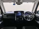 シックな色使いの運転席周り。すっきりとしたデザインで居心地の良い運転席。長く座ってられるリラックスできるデザインがいいですね!