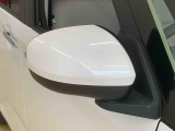 最も気になる室内は、特にこだわってクリーニングしております。マットやシートだけではなく、エアコンの吹き出し口やドアノブの隙間など、様々なブラシや道具を使い分けて、隅々までクリーニングしております。