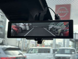 大好評「インテリジェントルームミラー」!車両後方のカメラ映像がミラーに映るので、乗員や荷物が多くても安心♪夜間や悪天候の日でもクリアな映像で視界良好です◎