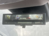 後部座席の人や、荷物に視界を邪魔されずに車両後方のカメラ映像をミラー面に映し出して、いつでもクリアな後方視界を確保する、インテリジェントルームミラーを装備しています。