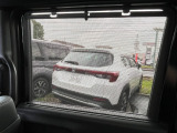 リア席にサンシェード装備しております!!強い日差しをやわらげ日焼け対策に!!車内の暑さも軽減し、快適に過ごせます!!