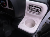 カップホルダーは運転席や助手席からちょうど手の届く位置です!!