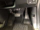 【運転席】アクセル、ブレーキはこのようになっております。
