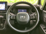 握りやすいステアリングは、運転操作をスムーズにします。オーディオやハンズフリー通話など、便利な機能も操作可能です。