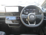 広々とした運転席周りです。