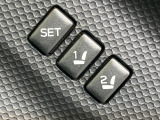 【メモリー機能付きパワーシート】ドライバーごとに設定したシート位置を記憶して、ボタン一つで切り替えできる便利な機能!運転する方が複数名いらっしゃるご家庭におすすめです♪