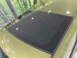 【ガラスルーフ】ガラスルーフ搭載で車内の解放感が一気にアップ!開放的なドライブをお楽しみいただけます。