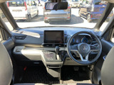 運転席から前方を見渡しやすい視界が広がり、メーターや中央の画面も目に入りやすい配置です。運転席と助手席それぞれにゆとりを感じられる室内空間です。