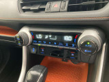 デュアルエアコンとは、運転席と助手席で、個別に温度設定ができる機能です。気温の感じ方は、人それぞれ違うもの。乗る人に優しい機能ですね。