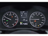 メーター中央にはカラー液晶画面が備えられ、車のインフォメーションを簡単に把握できます。