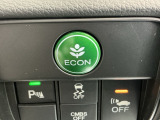 ECONスイッチ操作でエンジンやミッション、エアコンなどを総合的に制御、燃費をよくするようクルマが頑張ります。