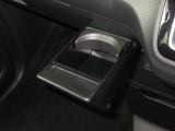 運転席と助手席の間には引き出し式のドリンクホルダーがあります。取りやすい位置にありますからドライブも楽しくなりますね!