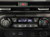 デジタル表示のオートエアコン。お好みの温度設定で室内を快適に。また、寒い朝等に役立つシートヒーターを前席左右に装備