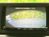 車両後方の様子を画面で確認できるモニターを備え、駐車時やバックでの出庫時に周囲を把握するのに便利です。目視とあわせて活用することで、後方確認を意識した運転をサポートします。