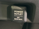 電源ソケットを備えており、対応する機器への給電に活用できます。ドライブレコーダーなどの電源確保や、日常の外出先で電源が必要な場面にも便利な装備です。