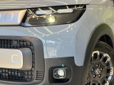 【LEDヘッドライト】悪天候や夜間走行時も良好な視界を確保し安心して運転できる高輝度LEDヘッドライトを装備!点灯速度が早く、消費電力も抑えられています。