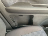 助手席扉に車検証を入れる小物入れが付いております。
