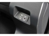 運転席と助手席の間のコンソールボックス後方には後席用USB電源&times;2(TypeA、TypeC)があります、後席のかたもロングドライブ時でもスマホの充電など心配いりません
