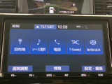 目的地やソース選択、電話などのメニューを画面上で確認でき、必要な項目を見つけやすい構成です。情報や設定もまとめて操作でき、日常のお出かけをサポートします。