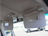【バニティミラー】運転席、助手席共にサンバイザーにバニティミラーを装備。