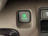 【eコンスイッチ】低燃費運転をサポートするECONモード。スイッチをONすると、エンジンやトランスミッション、A/Cなどを協調制御し、燃費の向上に貢献。エコドライブの効果を高めます。