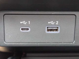 ナビとスマートフォンを接続できるUSB端子装備。「Apple CarPlay」、「Android Auto」にも対応しています。