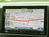 地図上に周辺の道路や施設名が表示され、現在地周辺を確認しながら目的地へ向かえます。画面から必要な情報を把握しやすく、お出かけ時の道案内に便利です。