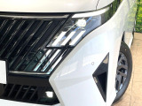 【LEDヘッドライト】悪天候や夜間走行時も良好な視界を確保し安心して運転できる高輝度LEDヘッドライトを装備!点灯速度が早く、消費電力も抑えられています。
