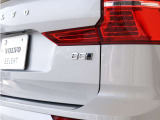 【B5 AWD】ブレーキエネルギー回生システムなど、先進の環境技術により、高い効率性も実現しています。また、高い走行安定性とトラクション性能を発揮するAWD機構を備えています。