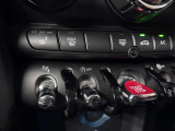 MINIの運転席操作部は、中央に構えるディスプレイが最大の特徴です。航空機を思わせるトグルスイッチなど、直感的で遊び心のあるメカニカルな操作感が、ゴーカートのような走りの高揚感を高めます。