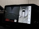 車両周辺を真上から見たような広範囲の映像を表示し、安全運転をサポートする「パノラミックビューモニター(床下透過表示機能付)」を装備しています。