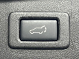 【パワーバックドア】スマートキーや運転席のボタンを押すだけでリアゲートが自動で開閉します!荷物を持っている時や、高い位置にあるバックドアを閉める際に便利な機能です♪