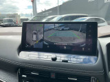 車を上から見下ろしているかのような映像で、周囲の状況を確認できるアラウンドビューモニター。狭い駐車場や駐車が苦手な方でも安心。