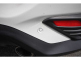「リヤコーナーセンサー」も装備、後退時に障害物を感知するとディスプレイ表示と警告音で注意を促してくれます、「後退時ブレーキアシスト機能」も付いていて安心です