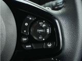 ◆アダプティブクルーズコントロール◆予め設定した車速内でクルマが自動的に加減速。前走車との適切な車間距離を維持しながら追従走行します。【LKAS】車線維持支援システムでステアリング操作を支援。