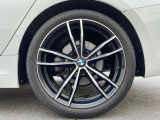 BMWならではの卓越した走りを支えるホイールと足回りです!日本車の走りに慣れている方にもぜひ体感して頂きたいほど、高いレベルでまとまっています!純正19インチアルミホイール。