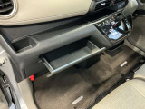 助手席前方のスライドボックスはスリムタイプのボックスティッシュがすっぽり収まります