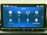 FM・AMやテレビ、スマートフォン連携など、複数の音源を画面から選べます。使いたいメニューをアイコンで確認しやすく、日々の移動で音楽を楽しめます。
