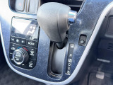 【オートエアコン】一度お好みの温度に設定すれば、車内の温度を検知し風量や温度を自動で調整。暑い&hellip;寒い&hellip;と何度もスイッチ操作をする必要はありません。快適な車内空間には必須の機能ですね♪