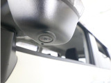 ドアミラーにはサイドビューカメラを装備。ドライバーの死角となりやすい車両周辺を確認できるので、幅寄せや狭い道でのすれ違いなどに効果を発揮します。