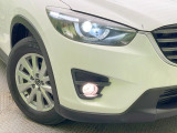 【LEDヘッドライト】悪天候や夜間走行時も良好な視界を確保し安心して運転できる高輝度LEDヘッドライトを装備!点灯速度が早く、消費電力も抑えられています。